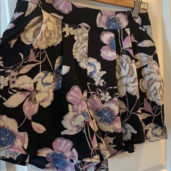 BOGO Floral Flowy Shorts - Picture 3 of 5